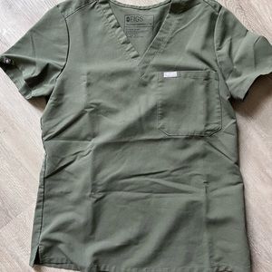 FIGS Catarina one pocket scrub top in moss / sz xs